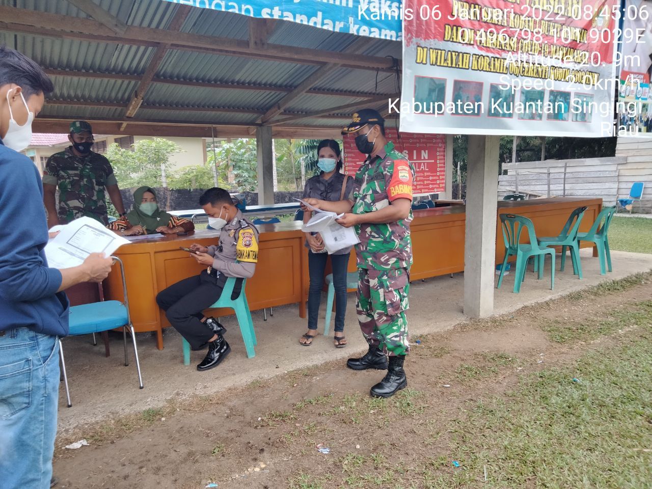 Babinsa Koramil 06/Cerenti Kodim 0302/ Inhu Pantau Dan Dampingi Pelaksanaan Vaksin Covid-19 Dosis Sinovak