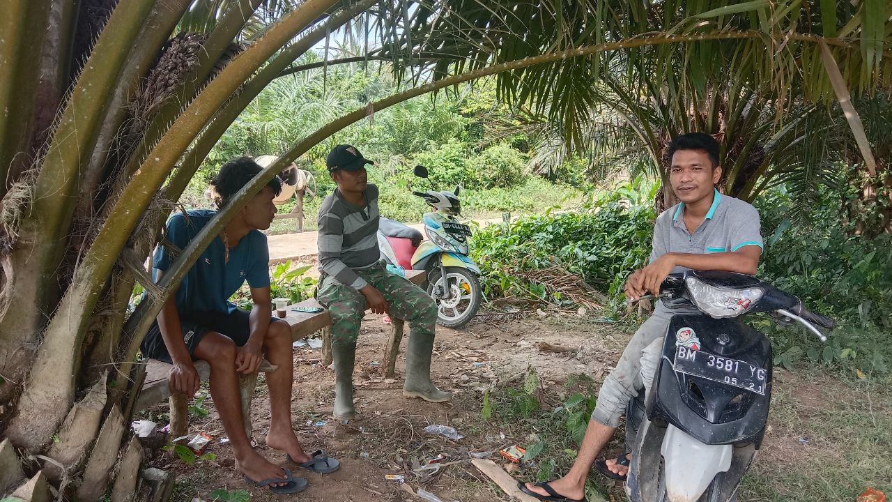 Anggota Satgas TMMD Ke-114 Kodim 0302/Inhu, Kopda Junedi Meluangkan Waktu Untuk Melakukan Komsos Di Lokasi TMMD Ke-114 Kodim 0302/Inhu