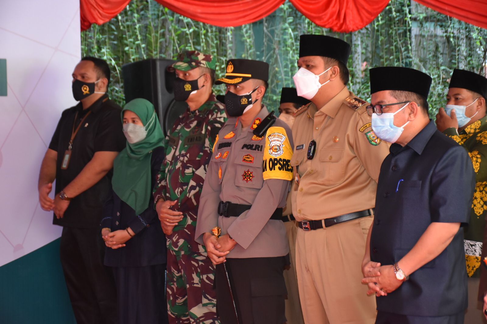 Serentak, Jokowi Buka Vaksinasi Merdeka TNI-Polri di Ponpes dan Rumah Ibadah