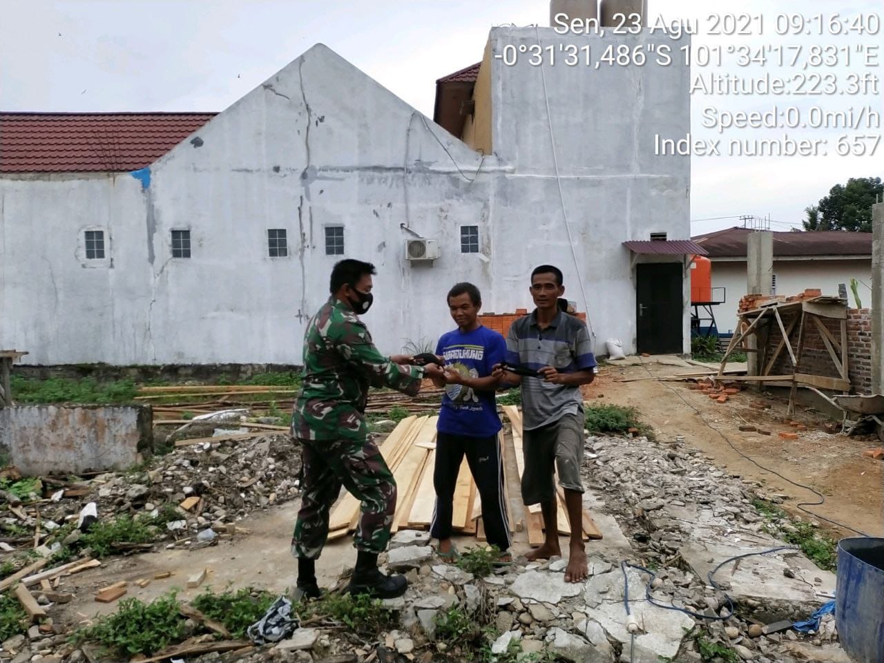 Babinsa Koramil 06/Cerenti Kodim 0302/ Inhu Bagikan Masker Kepada Warga di Desa Seberang Pulau Busuk Kecamatan Inuman