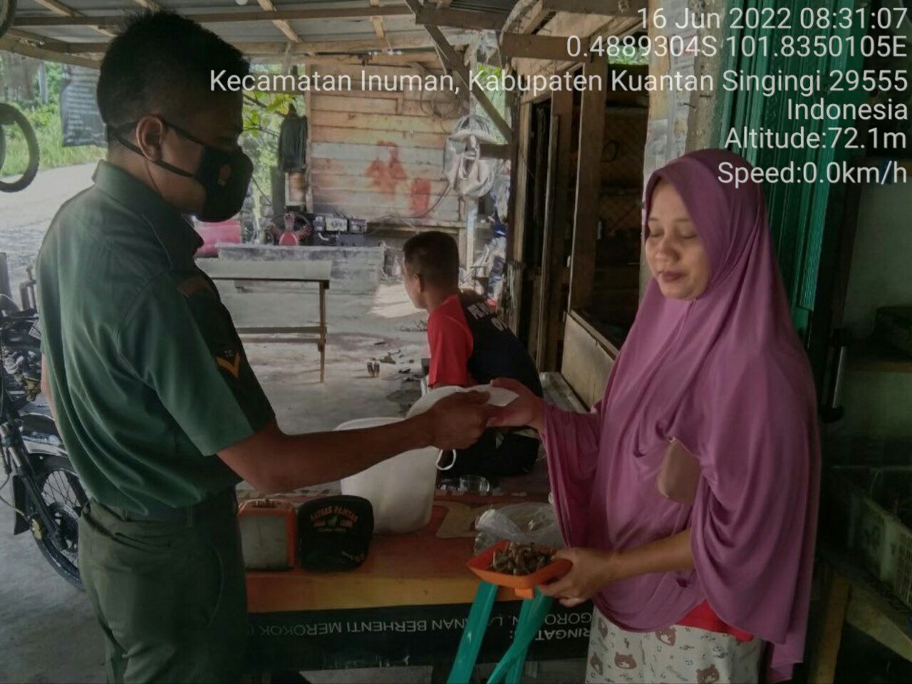 Babinsa Koramil 06/Cerenti Kodim 0302/Inhu Sambangi Rumah Warga Bagikan Masker