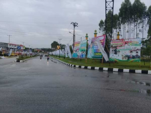 Baliho Berserakan di Masjid Agung Kuansing, Warga: Masjidnya Tak Agung Lagi