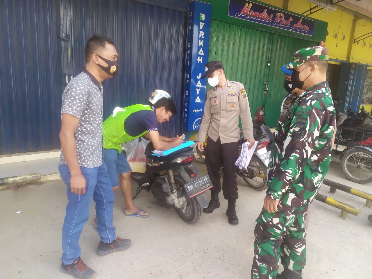 Temukan Pelanggar Prokes Saat Gelar Yustisi, Polsek Pangkalan Kerinci Beri Teguran Tertulis