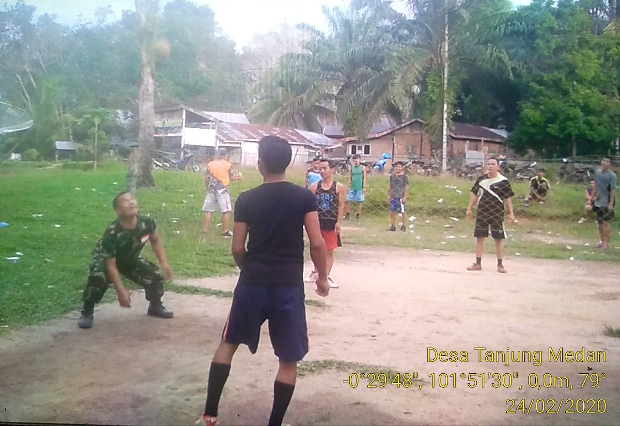 Olahraga Bersama, Sebagai Sarana Untuk Menjalin Keakraban Babinsa Koramil 06/Cerenti Dim 0302/Inhu Serka M.Amin Berolahraga Dengan Dengan Pemuda Desa Binaan. 