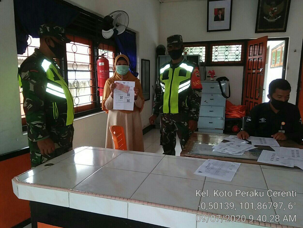 Babinsa Koramil 06/Cerenti Dim 0302/Inhu Dampingi Pembagian Bantuan Sosial Tunai (BST).
