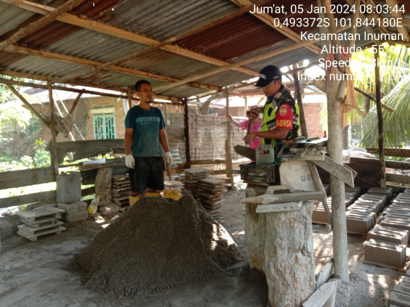 Kopda Junedi Babinsa Koramil 06/Cerenti Kodim 0302/Inhu Gotong Royong Di Desa Ketaping Jaya Kecamatan Inuman