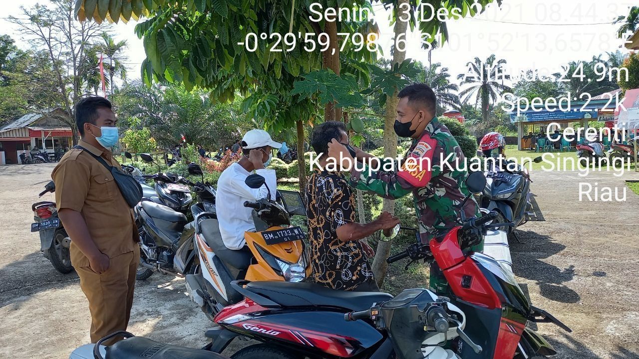 Babinsa Koramil 06/ Cerenti Dim 0302/Inhu Bagikan Masker Gratis Kepada Warga Upaya Memutus Penularan Covid-19 di Pulau Sipan Kecamatan Inuman