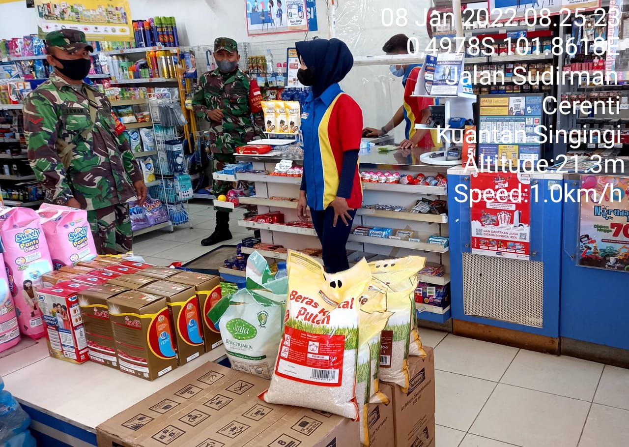 Babinsa Koramil 06/ Cerenti Kodim 0302/ Inhu Tegakkan Prokes Dan Tegur Warga Yang Tidak Pakai Masker Di Salah Satu Swalayan di Kecamatan Cerenti