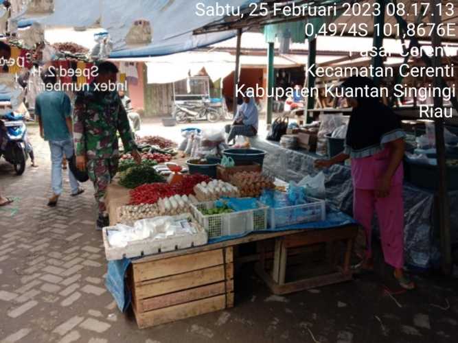 Kopda Muhammad Soleh Babinsa Koramil 06/Cerenti Kodim 0302/Inhu Pantau Perkembangan Harga Kebutuhan Pokok Di Wilayah Kecamatan Cerenti
