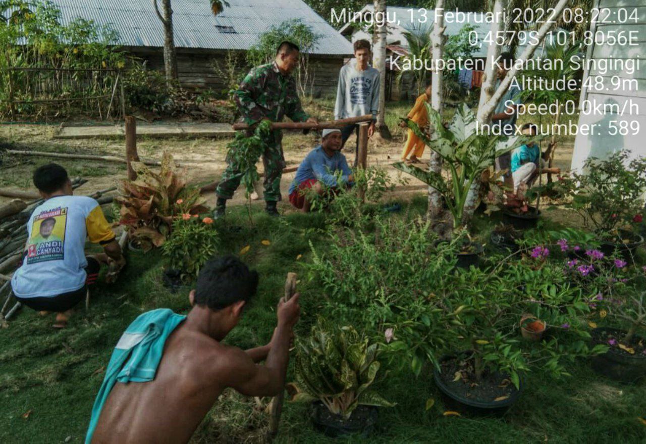 Babinsa Koramil 06/Cerenti  Kodim 0302/Inhu Gotong Royong Dengan Masyarakat Seberang Pulau Busuk Kecamatan Inuman