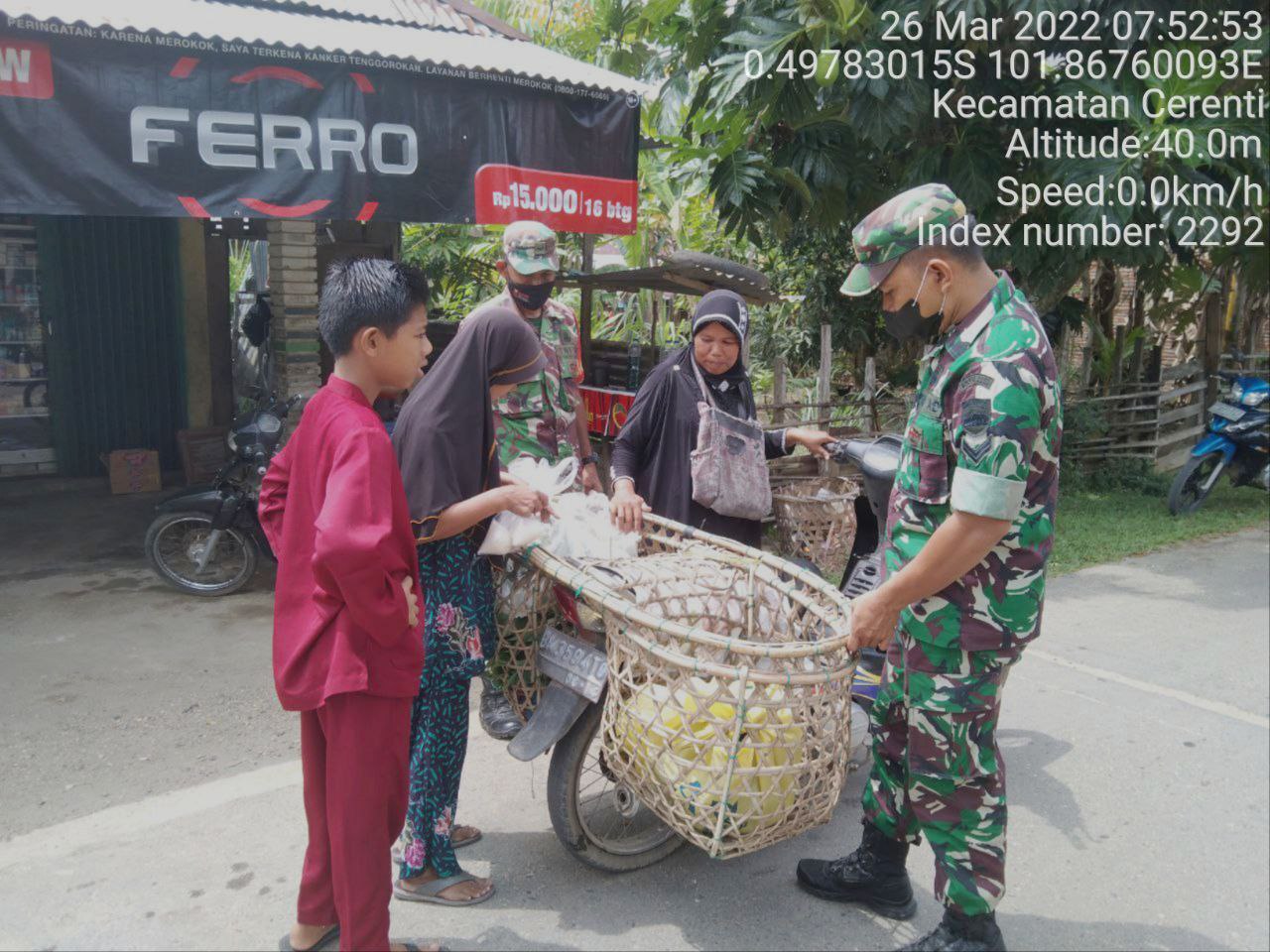 Babinsa Koramil 06/Cerenti Kodim 0302/Inhu,Sertu Efison Bersama Anggota Lainnya Berikan Sosialisasi Serta Himbauan Kepada Warga Agar Patuhi Prokes Covid-19 di Desa Kampung Baru Timur Kecamatan Cerenti 