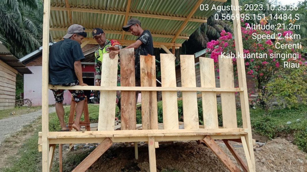 Anggota Koramil 06/Cerenti Kodim 03002/Inhu Babinsa Gotong Royong Dengan Masyarakat Membantu Membangun Warung Warga Binaan
