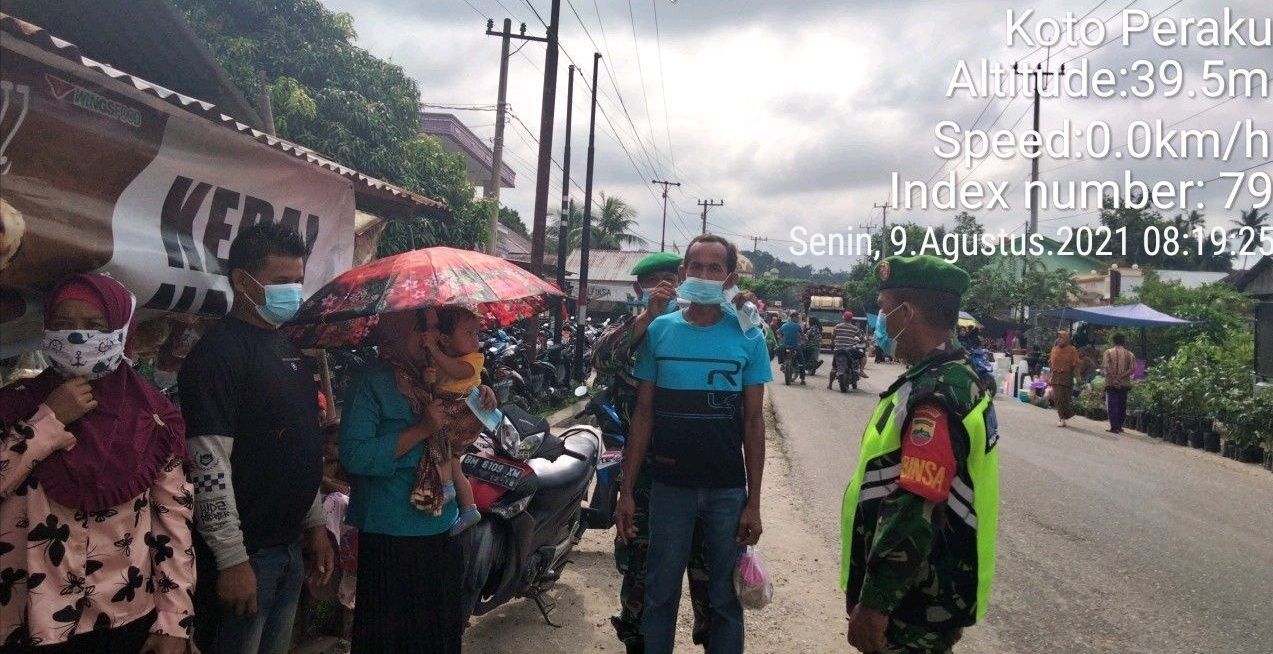 Lindungi Warga Dari Covid-19, Babinsa Koramil 06/Cerenti Kodim 0302/Inhu,Serda Juanda  Bagikan Masker Gratis