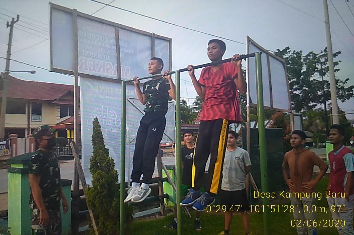 Anggota Koramil 06/Cerenti Dim 0302/Inhu Sertu Efison Ajak Remaja Desa Kampung Baru Laksanakan Pagi Sehat.