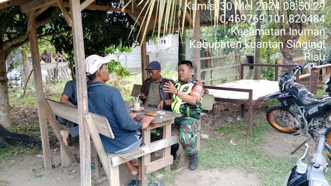 Babinsa Koramil 06/Cerenti  Kodim 0302/Inhu Melaksanakan Komunikasi Sosial Dengan Warga   Lebuh Lurus 