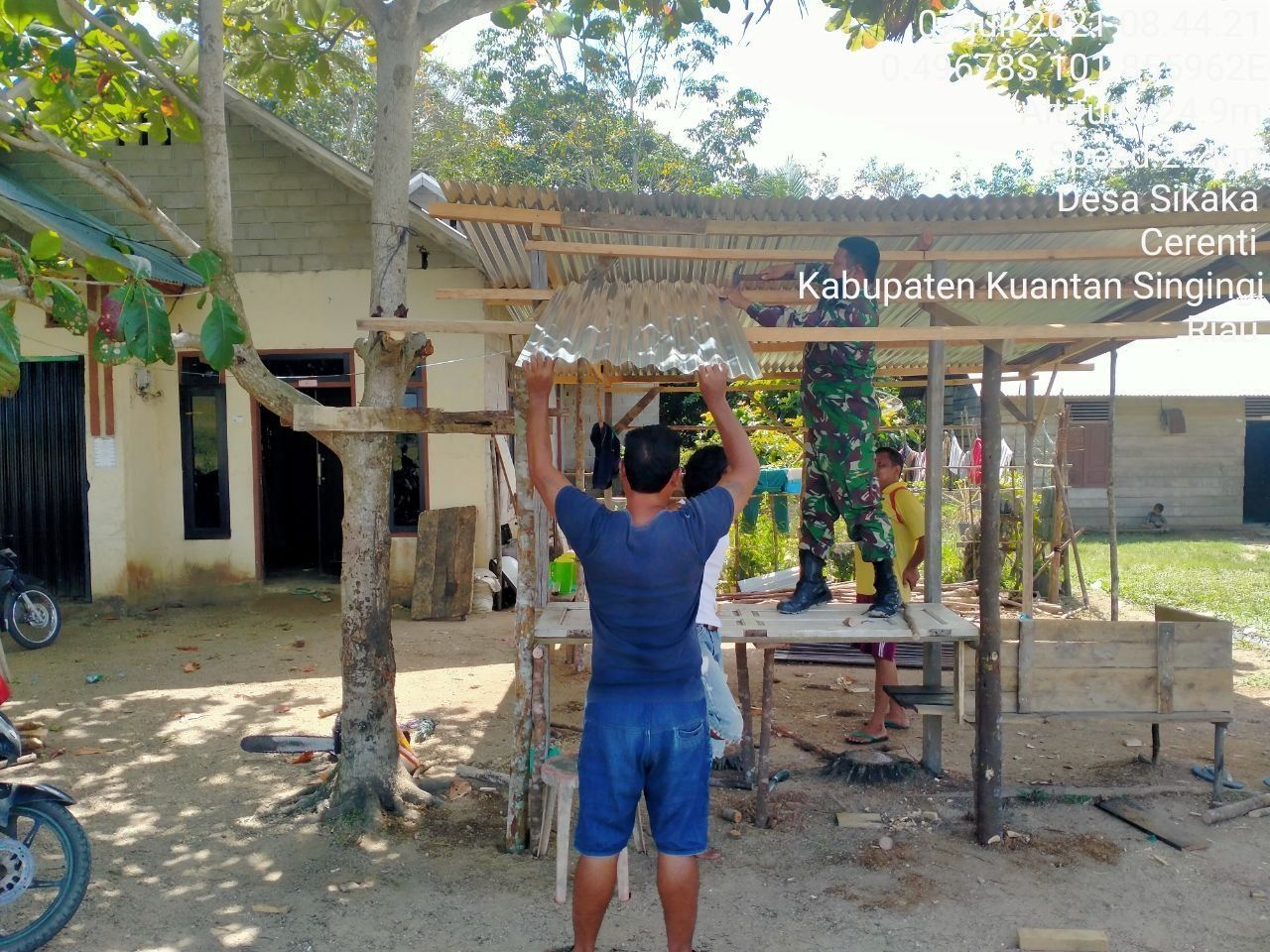 Jalin Kebersamaan, Babinsa Koramil 06/Cerenti Kodim 0302/Inhu Bantu Melanjutkan Pembangunan Warung Milik Warga