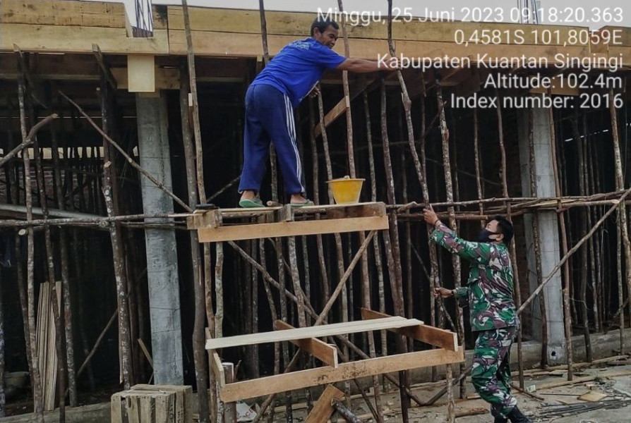 Babinsa Koramil 06/Cerenti Kodim 0302 /Inhu Melaksanakan Gotong Royong di Pulau Bayur Kecamatan Cerenti