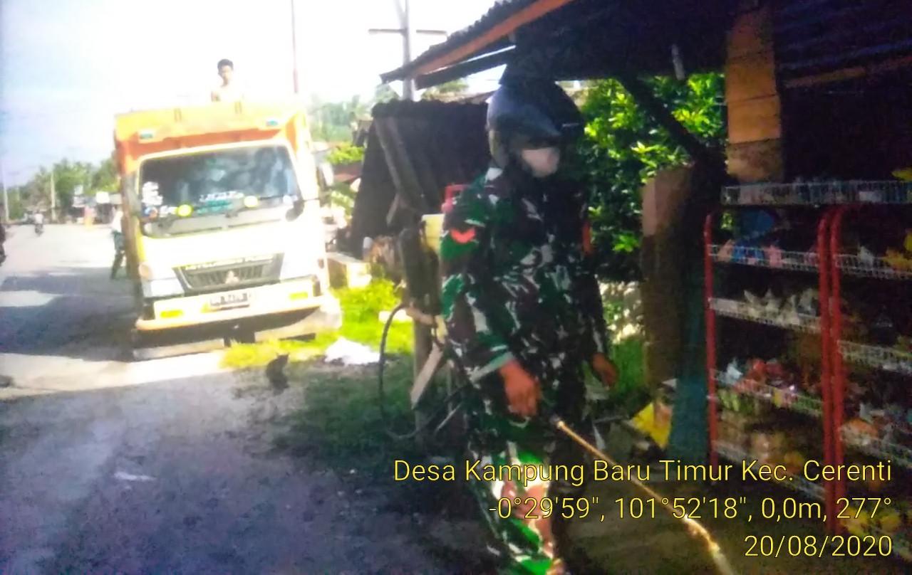 Koptu Juanda Babinsa Koramil 06/Cerenti Dim 0302/Inhu Semprot Disinfektan Melawan Virus Corona (Covid-19)