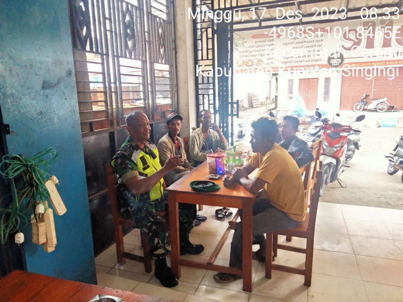 Babinsa Koramil 06/Cerenti Kodim 0302/Inhu Komsos Dengan Warga Binaan di Wilayah Teritorialnya