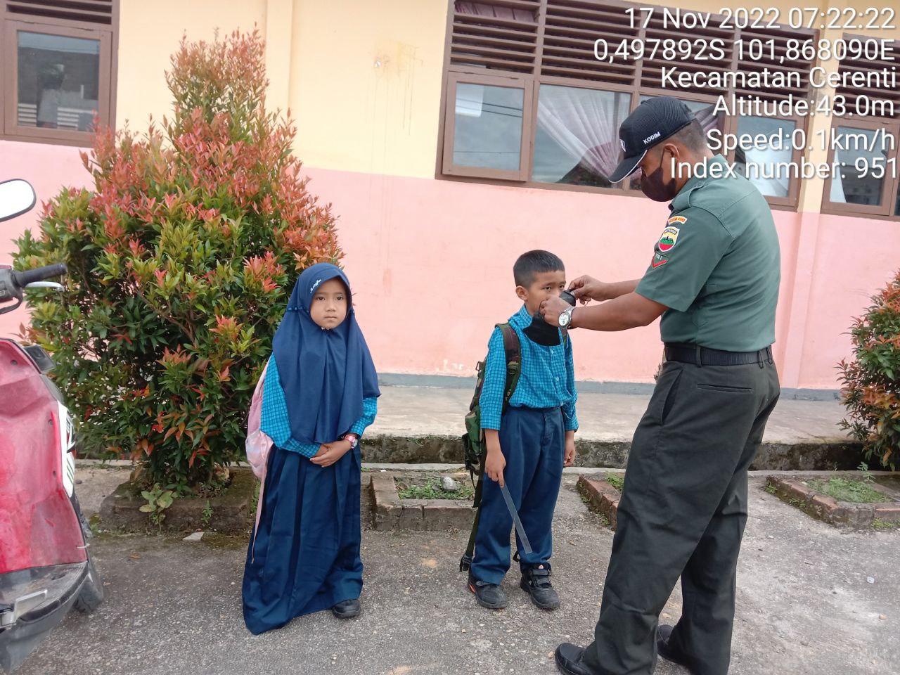 Babinsa Koramil 06/ Cerenti Kodim 0302/Inhu Bagikan Masker Kepada Anak-anak Sekolah di Koto Peraku Kecamatan Cerenti 
