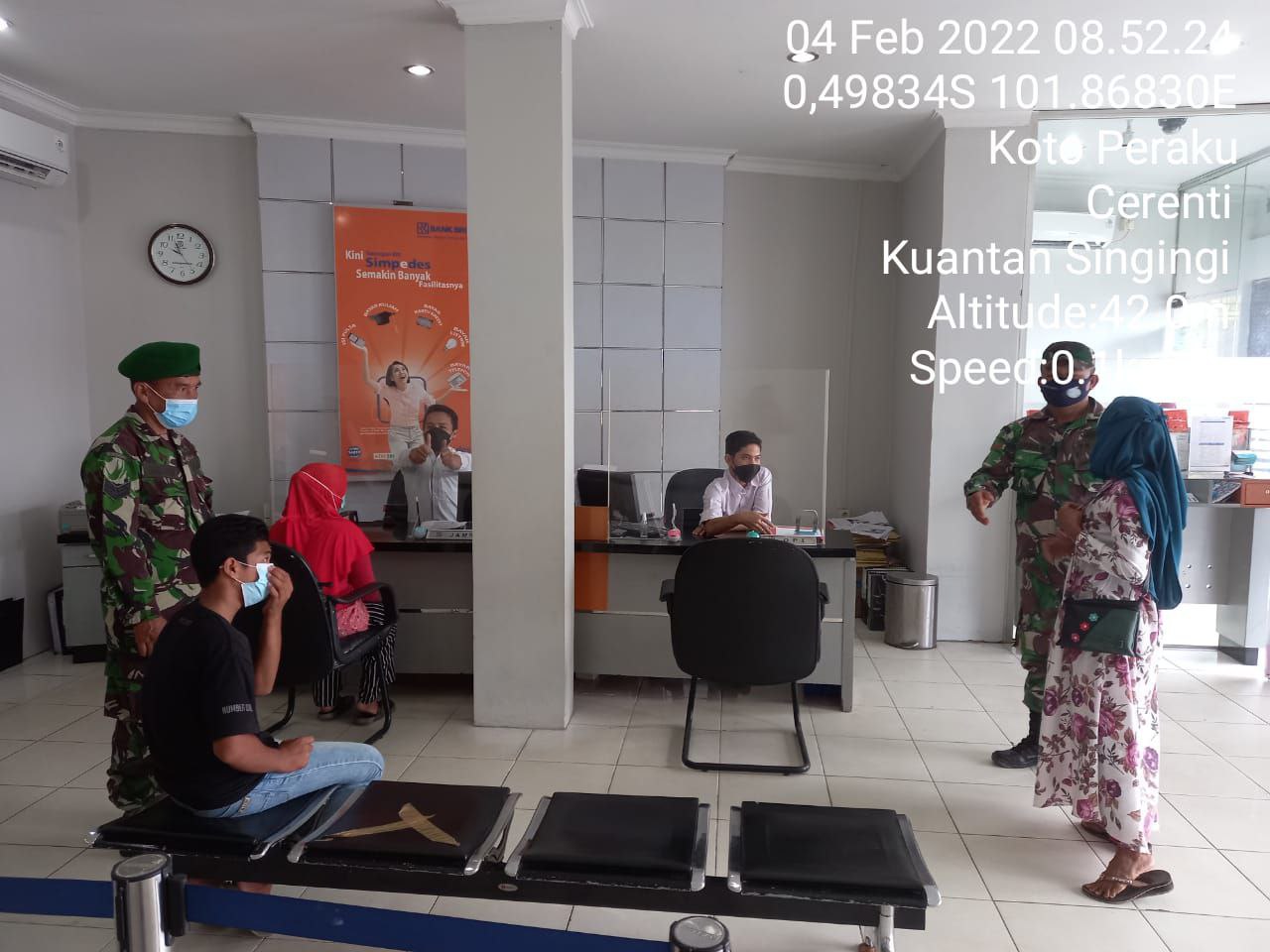 Babinsa Koramil 06/Cerenti Kodim 0302/Inhu Tegakkan Disiplin Prokes Kepada Masyarakat Ditempat Keramaian di Lebuh Lurus dan BRI Kelurahan Koto Peraku