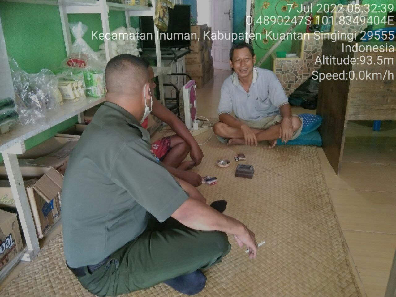 Babinsa Koramil 06/Cerenti Kodim 0302/Inhu Terus Jaga Hubungan Baik Babinsa Melaksanakan Komsos Dengan Warga Binaan di Pulau Panjang Hilir