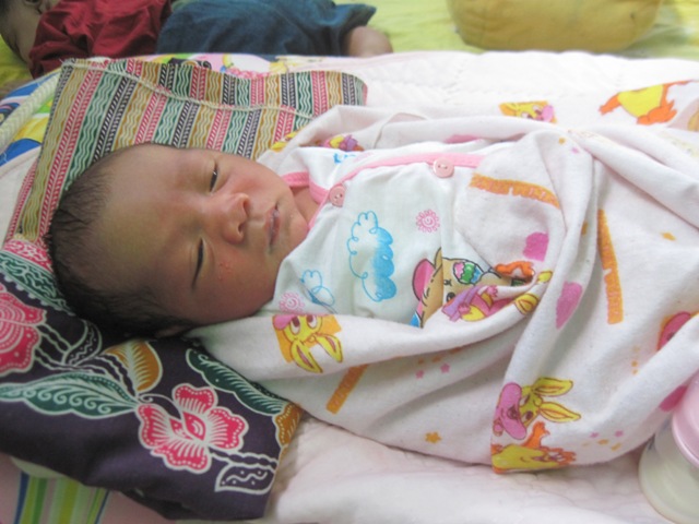 Bayi Ditinggalkan di Teras Panti Asuhan, Ada Secarik Surat yang Isinya Bikin Geram