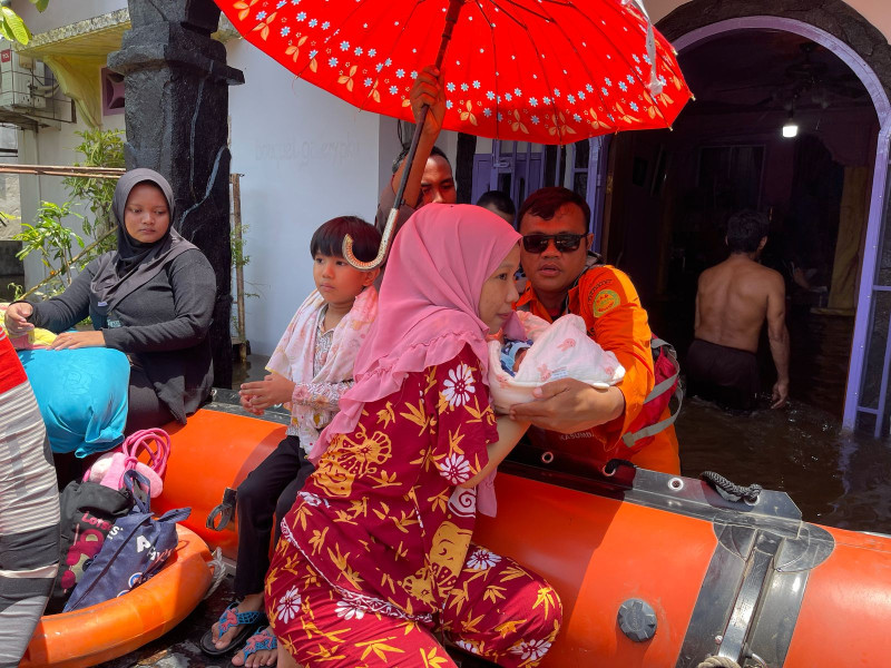 Banjir Rendam Permukiman di Pekanbaru, Satu Keluarga Dievakuasi Tim SAR