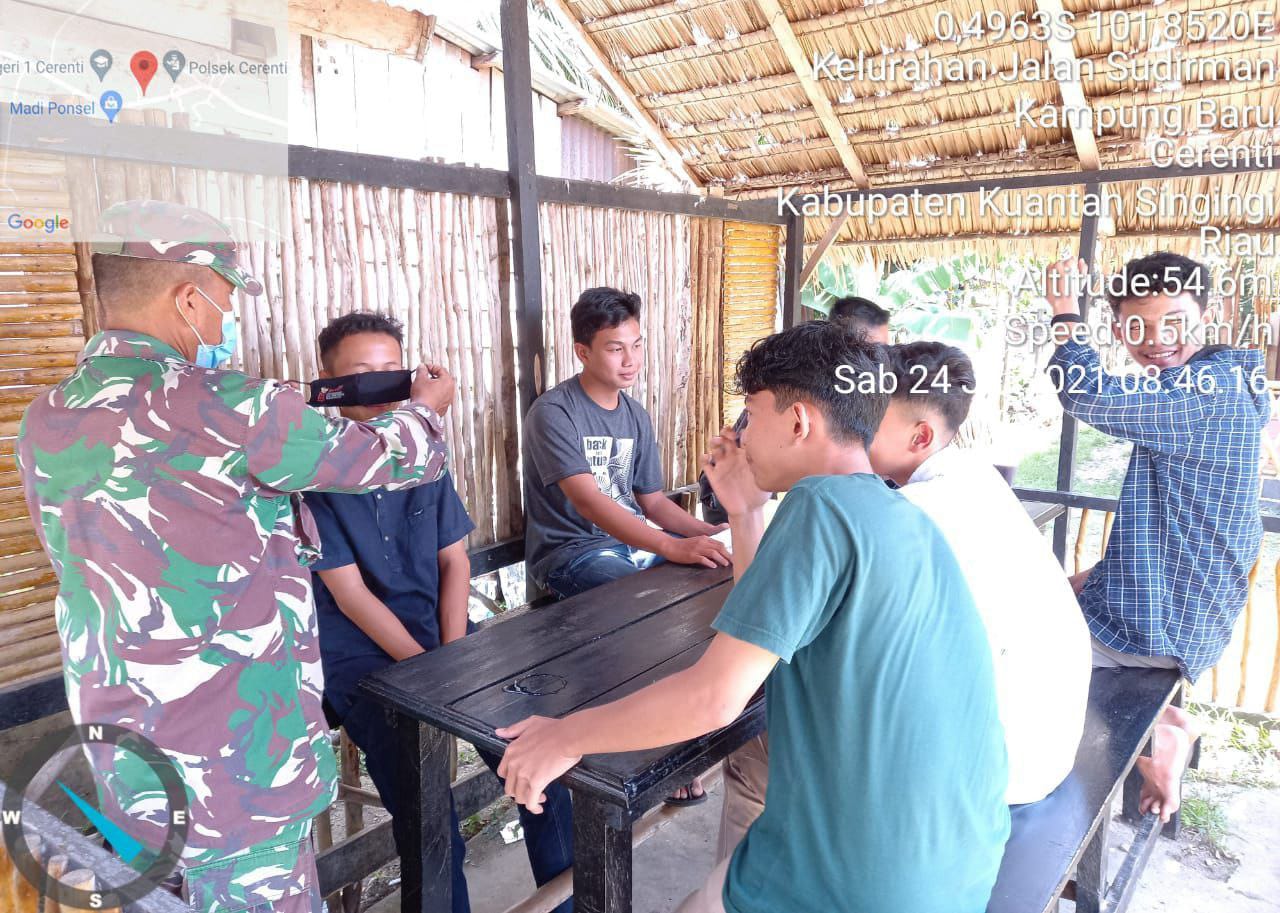 Cegah Covid-19,Babinsa Kampung Baru Cerenti Beri Dan Pasangkan Masker Kepada Pengunjung Kedai Jus