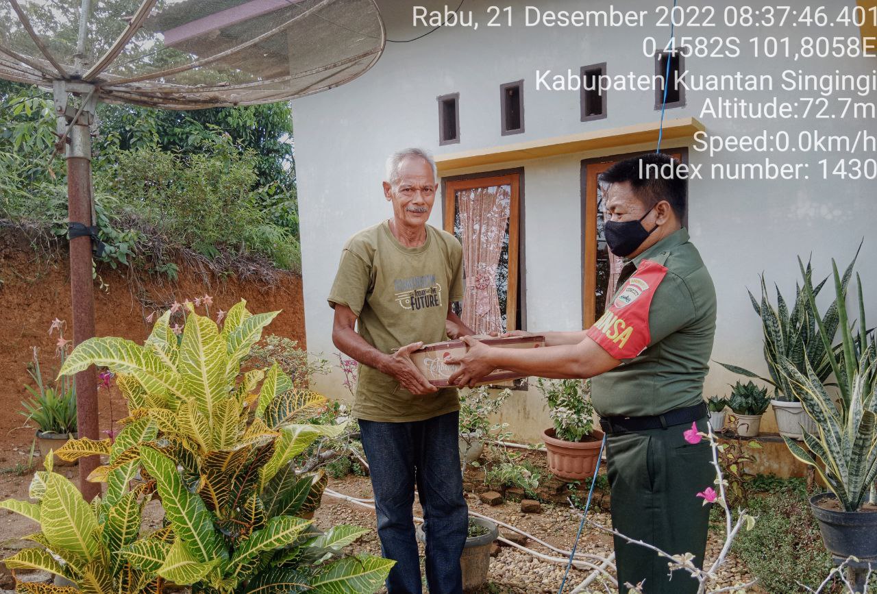 Babinsa Koramil 06 /Cerenti Kodim 0302/ Inhu Memberi Bantuan Sembako Untuk Warga