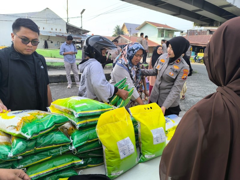 Polsek Senapelan dan Bulog Gelar Gerakan Pangan Murah, 3 Ton Beras Ludes Diserbu Warga