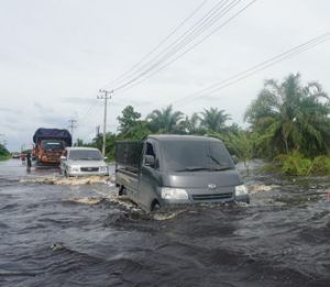 Banjir di Jalintim Pelalawan Masih Stagnan, Pasang Laut Hambat Surutnya Air