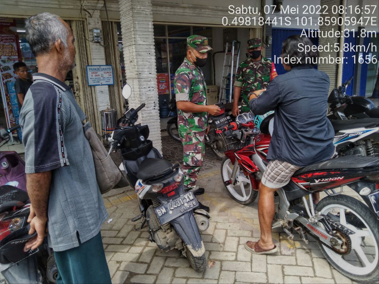 Babinsa Koramil 06/Cerenti Kodim 0302/Inhu Berikan Sosialisasi Serta Himbauan Kepada Warga di Salah Satu Bengkel Agar Patuhi Prokes Covid-19 di Pulau Sipan Kecamatan Inuman 