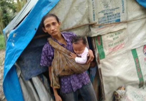 Miris, Ibu dan Dua Balitanya di Pelalawan Ini Tinggal di Gubuk Terpal