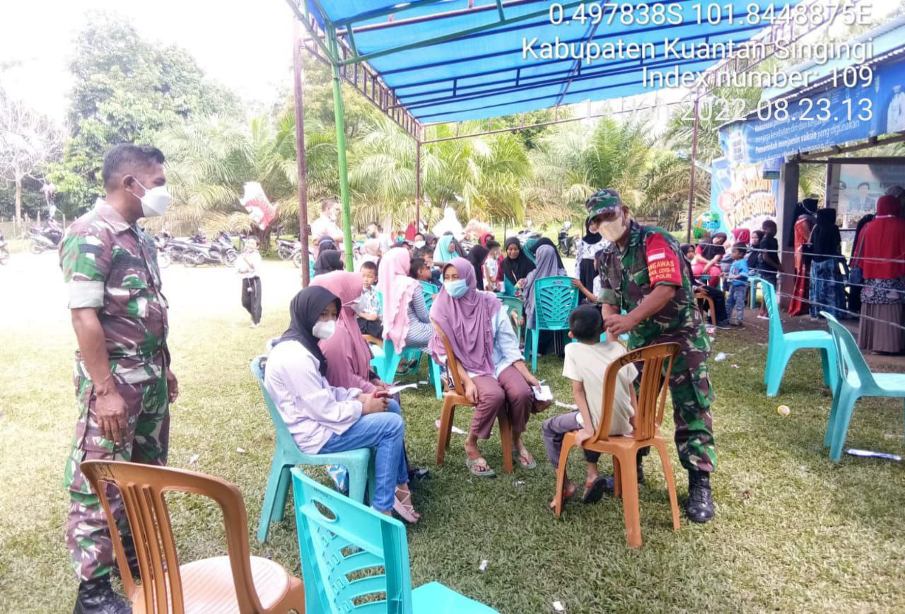 Serka M. Amin Bersama Babinsa 06/ Cerenti Kodim 0302/Inhu Lainnya Tegakkan Disiplin Prokes Kepada Masyarakat Yang Antrian Vaksin di Kecamatan Cerenti dan Inuman