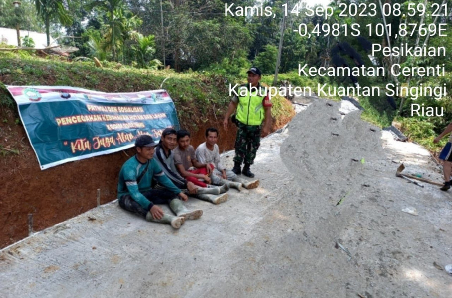 Kopda Junedi Babinsa Koramil 06/Cerenti Kodim 0302/Inhu Laksanakan Patroli Dan Sosialisasi Untuk Cegah Kebakaran Hutan Dan Lahan di Kecamatan Cerenti