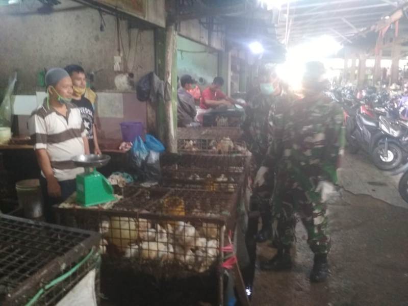 Anggota Koramil 06/SH Cek Harga Ayam Potong di Pasar Ulul Albab Desa Tanah Merah