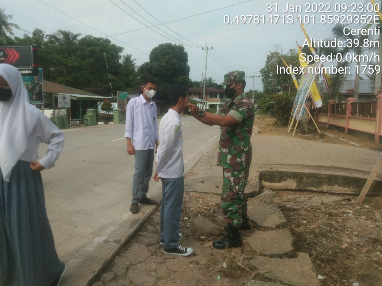 Babinsa Koramil 06/Cerenti Kodim 0302/Inhu Bagikan Masker Kepada Anak-Anak Sekolah SMA Negeri 1 Cerenti