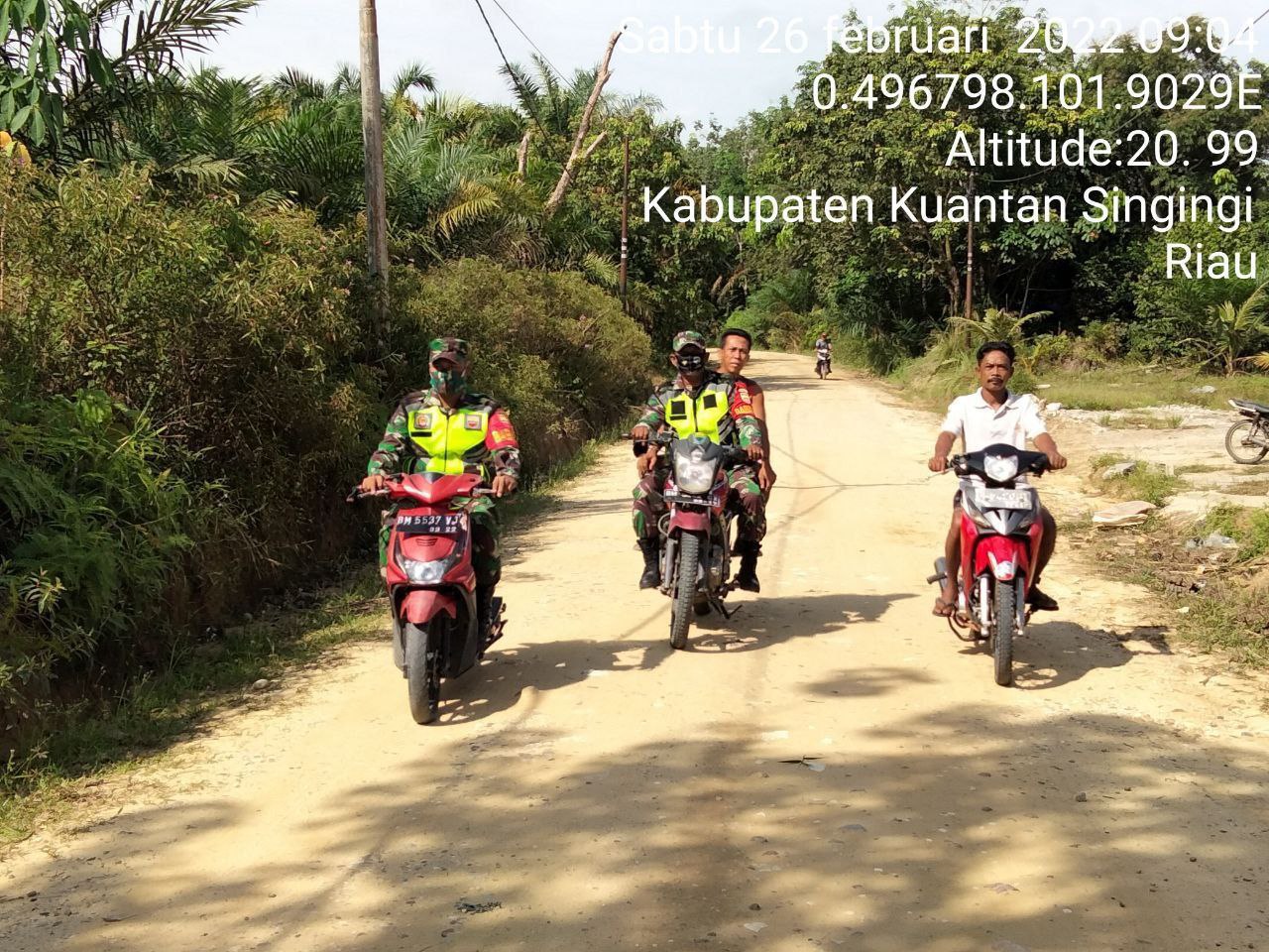 Serda Juanda Babinsa Koramil 06/Cerenti Kodim 0302/Inhu Rutin Patroli Dan Sosialisasi Cegah Karhutla Di Wilayah Teritorialnya Pasar Inuman Kecamatan Inuman