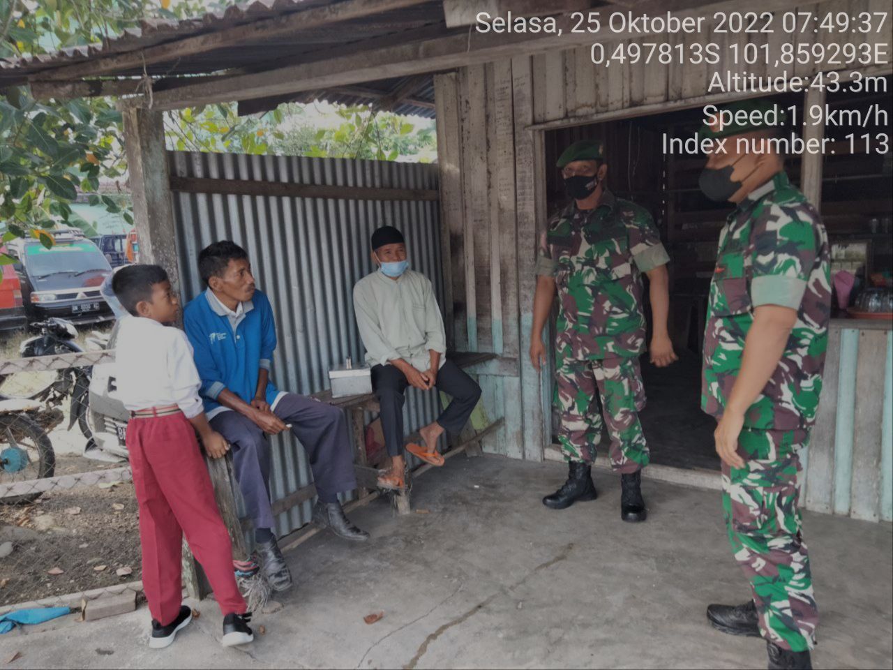 Babinsa Koramil 06/Cerenti Kodim 0302/Inhu Berikan Sosialisasi Serta Himbauan Kepada Warga Agar Patuhi Prokes Covid-19 di Desa Kampung Baru Koto Kecamatan Inuman Kabupaten Kuantan Singingi 