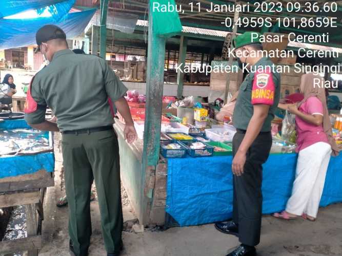 Kopda Mohamad Soleh Babinsa Koramil 06/Cerenti Kodim 0302/Inhu Pantau Perkembangan Harga Kebutuhan Pokok Di Wilayah Kecamatan Cerenti