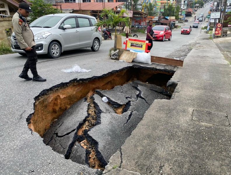Wali Kota Agung Terima Laporan Warga, Langsung Perintahkan Perbaikan Jalan Lobak yang Amblas