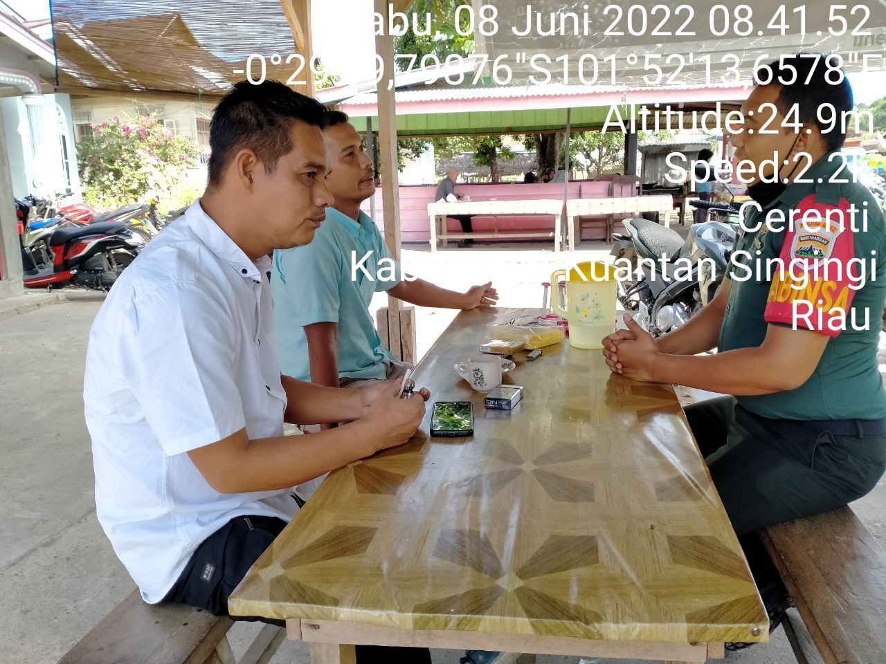 Babinsa Koramil 06/Cerenti Kodim 0302/Inhu Komsos Dengan Warga Binaan Membahas Tentang Covid-19 di Desa Kampung Baru Timur Kecamatan Cerenti Kabupaten Kuantan Singingi