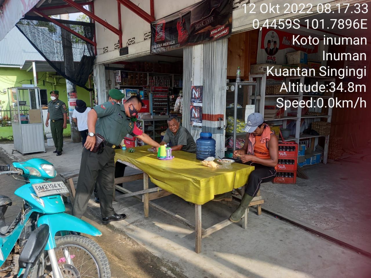 Kopda Irwan Babinsa Koramil 06/Cerenti Kodim 0302/Inhu Datangi Tempat Keramaian Warga Dan Berikan Edukasi Tentang Prokes