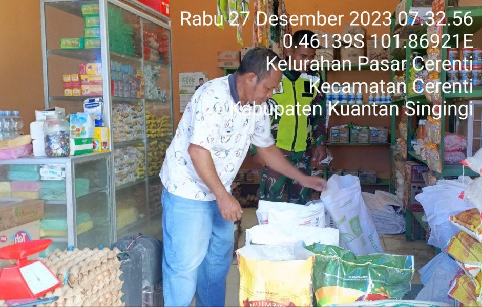 Babinsa Koramil 06/Cerenti Kodim 0302/Inhu Jama Anur Pantau Perkembangan Harga Kebutuhan Pokok Di Pasar Pagi Kelurahan Cerenti Kecamatan Cerenti Kabupaten Kuantan Singingi
