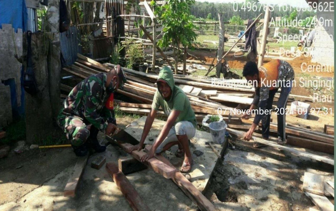 Babinsa Koramil 06/Cerenti Dim 0302 Inhu Membantu Masyarakat Desa Binaan Melanjutkan Pembangunan Rumah di Pulau Panjang Hulu