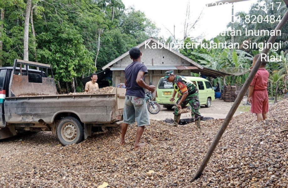 Babinsa Koramil 06/ Cerenti Kodim 0302/Inhu  senantiasa Bahu-membahu Dengan Warga Masyarakat