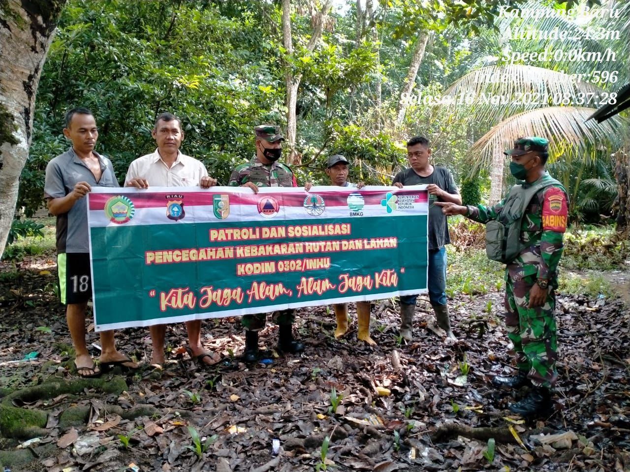 Babinsa Koramil 06/Cerenti Dim 0302/Inhu, Serda Abdul Wahab Bersama Warga Desa Kampung Baru Koto Laksanakan Sosialisasi Dan Patroli Karlahut Diwilayah Binaan