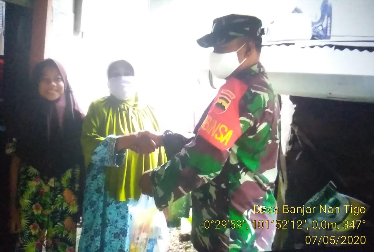Peduli Terhadap Sesama, Babinsa Koramil 06/Cerenti Dim 0302/Inhu Berikan Sembako Kepada Warga Kurang Mampu.