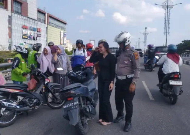 Dua Polisi Gagalkan Percobaan Bunuh Diri di Fly Over SKA Pekanbaru